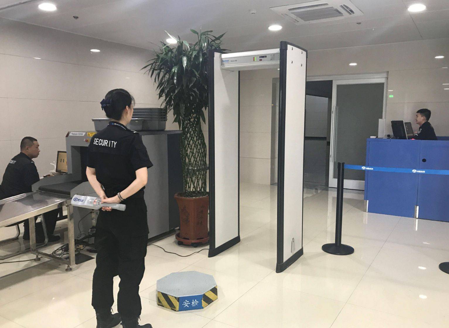手持金属探测器在机场安检中的应用与价值分析
