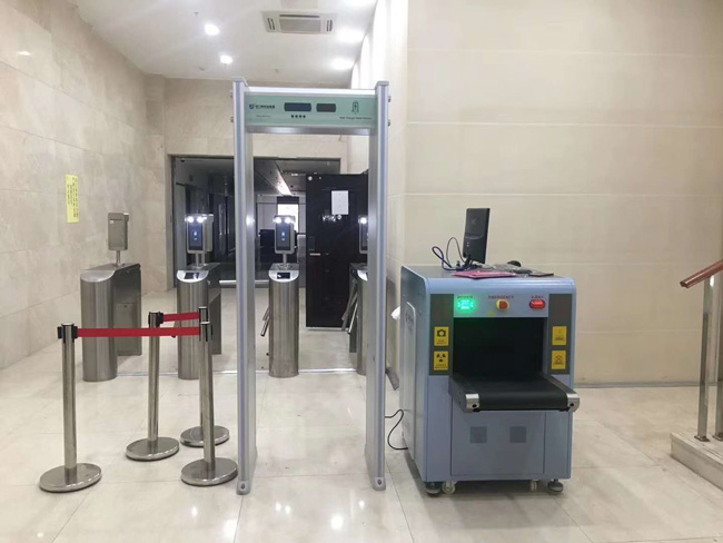 过安检门怎么才不会响？安检探测器的工作原理与通过技巧